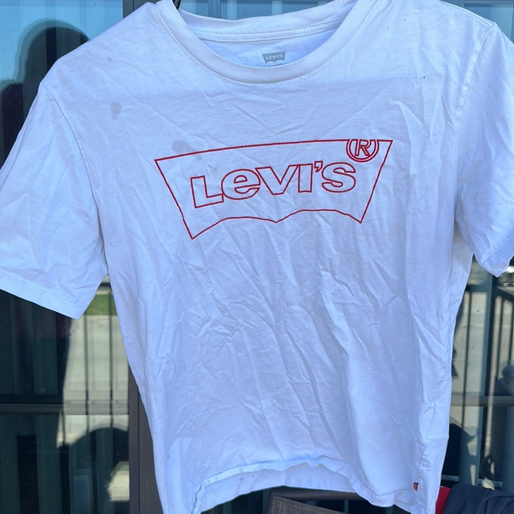 Levi’s white tee